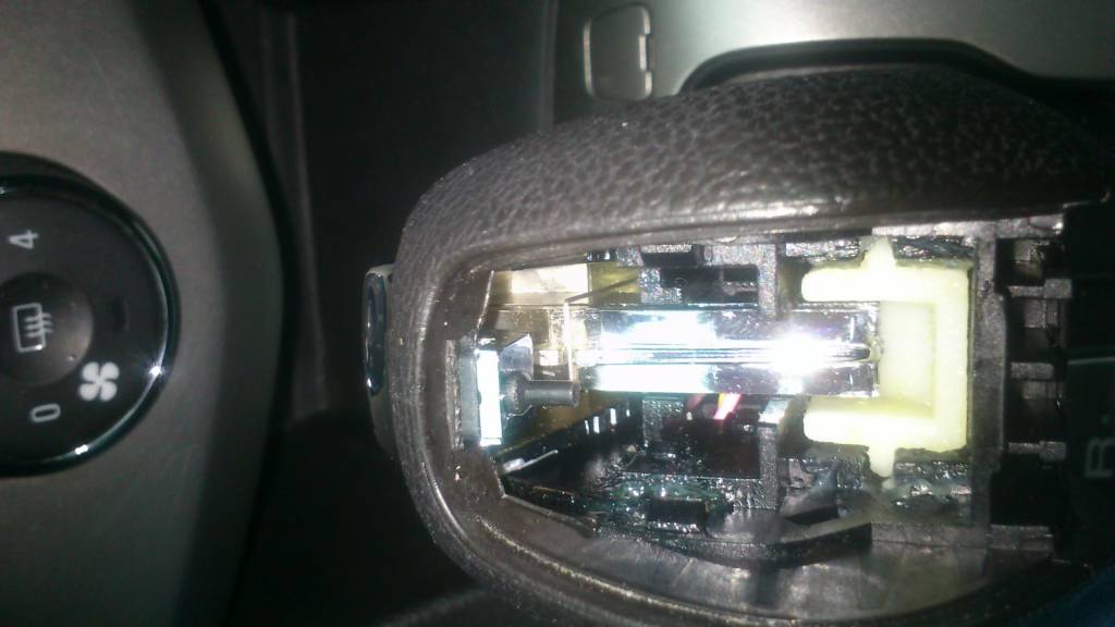 Заедает кнопка фиксации рычага АКПП 681-0