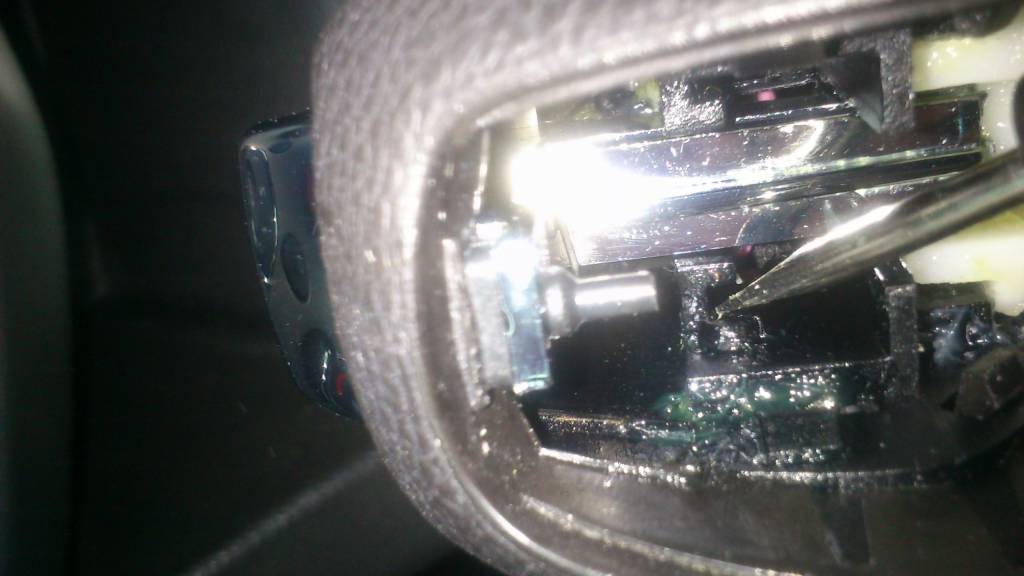 Заедает кнопка фиксации рычага АКПП 685-3