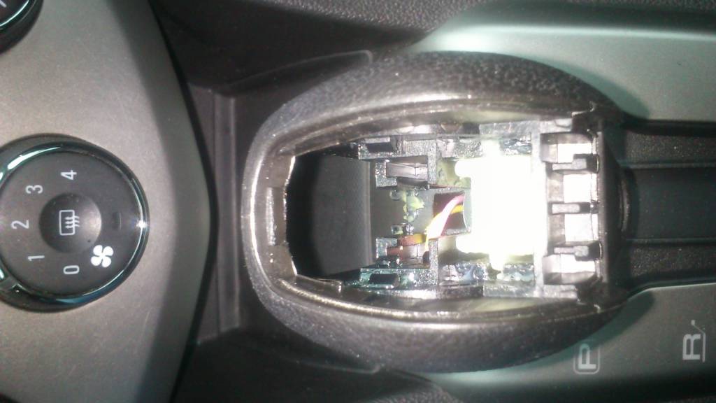 Заедает кнопка фиксации рычага АКПП 695-9