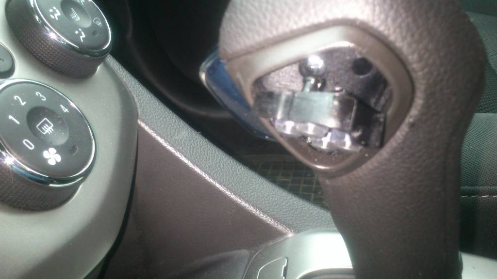 Заедает кнопка фиксации рычага АКПП 687-4